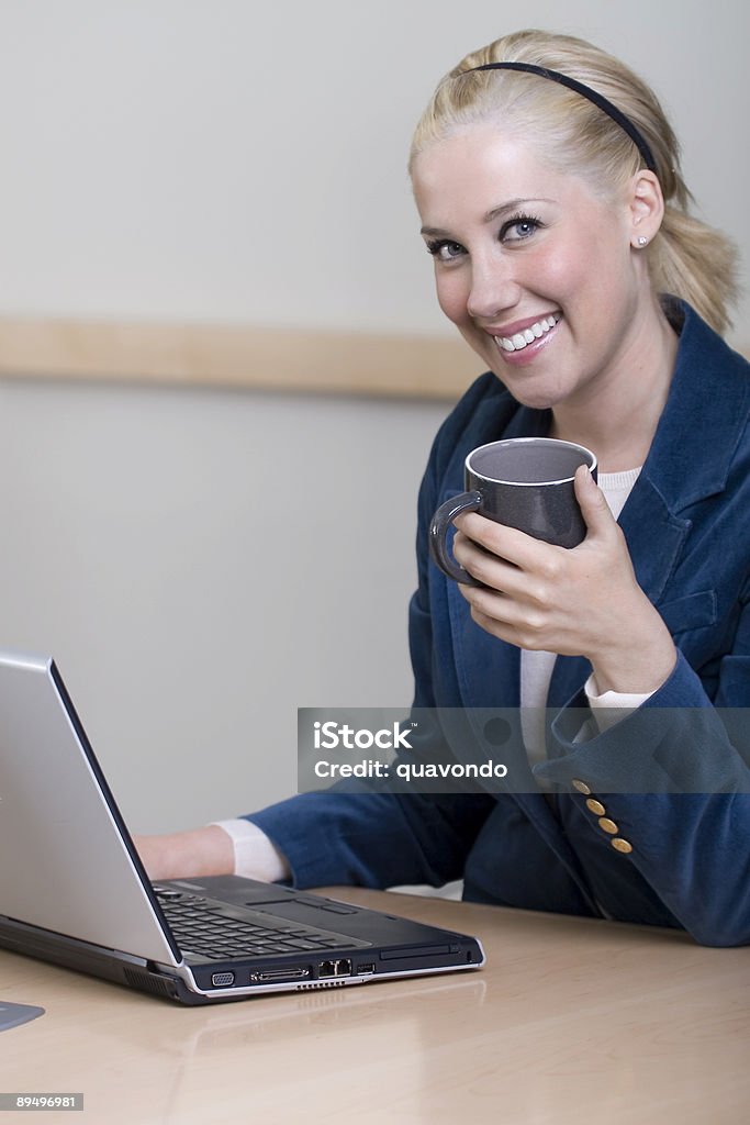 Linda loira Empresária usando o Laptop na sala de reuniões, com espaço para texto - Foto de stock de A caminho royalty-free