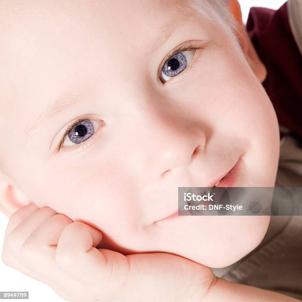 Felice Bambino Pensando - Fotografie stock e altre immagini di Allegro - Allegro, Amicizia, Bambine femmine