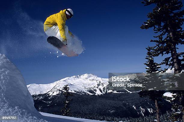 Voar De Whistler - Fotografias de stock e mais imagens de Grande - Grande, Estância de Esqui, Prancha de Neve