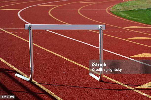 Running Track Hürde Stockfoto und mehr Bilder von Hürdenlauf - Laufdisziplin - Hürdenlauf - Laufdisziplin, Entspannungsübung, Farbbild