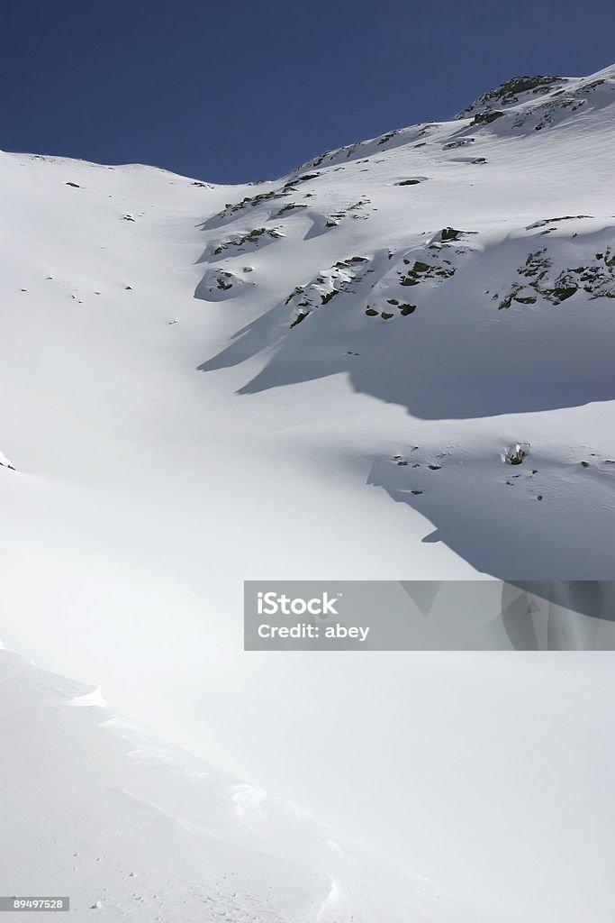 Alpine świeży śnieg - Zbiór zdjęć royalty-free (Alpy)