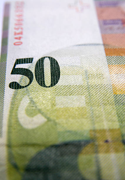 plano aproximado de uma nota de cinquenta unidade monetária suíça - swiss currency franc sign switzerland currency imagens e fotografias de stock