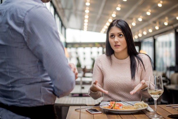 retrato de mujer quejarse de la calidad de los alimentos en el restaurante. - quejándose fotografías e imágenes de stock