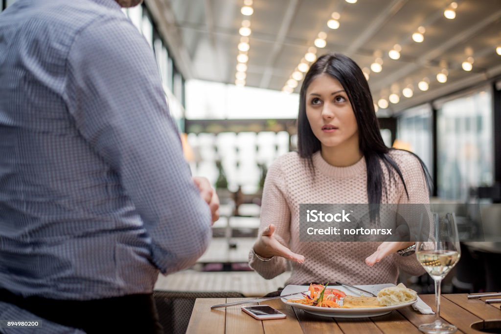 Portrait de femme se plaindre de la qualité de la nourriture au restaurant. - Photo de Restaurant libre de droits