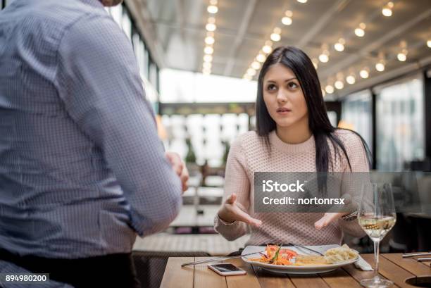 Photo libre de droit de Portrait De Femme Se Plaindre De La Qualité De La Nourriture Au Restaurant banque d'images et plus d'images libres de droit de Restaurant