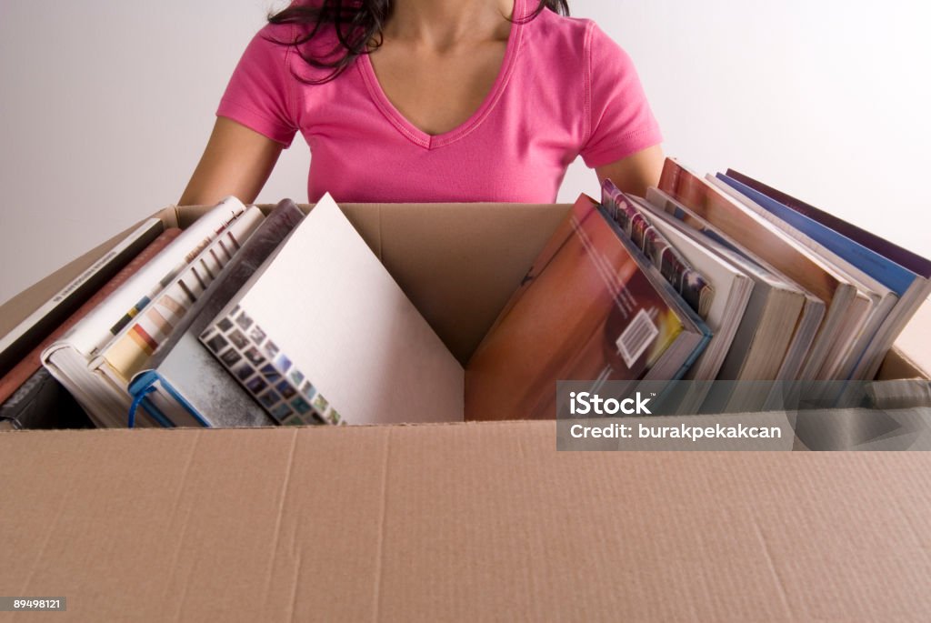 Frau hält Karton Bücher - Lizenzfrei Anfang Stock-Foto