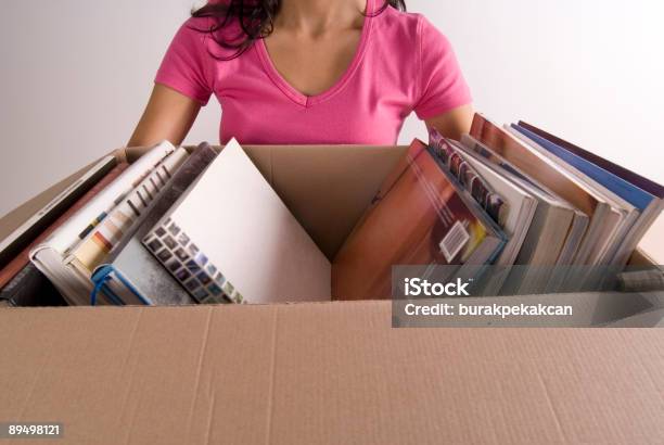 Mulher Segurando A Caixa De Livros - Fotografias de stock e mais imagens de Adulto - Adulto, Caixa, Camisas