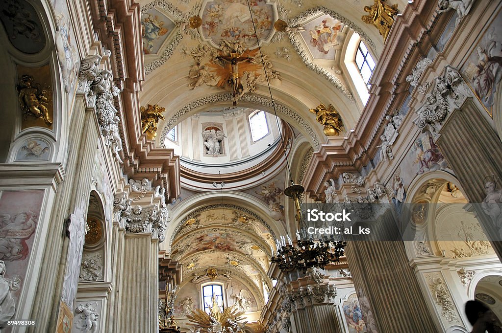 interior de la catedral de la Iglesia católica - Foto de stock de Abadía libre de derechos