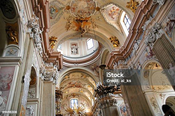 Foto de Interior Da Catedral Igreja Católica Romana e mais fotos de stock de Abadia - Mosteiro - Abadia - Mosteiro, Antigo, Arco - Característica arquitetônica