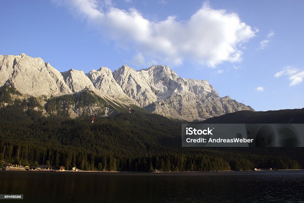 Zugspitze und Lago Eibsee - Foto de stock de Alemanha royalty-free