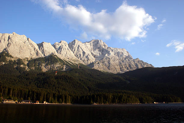 zugspitze und lago eibsee - stütze - fotografias e filmes do acervo