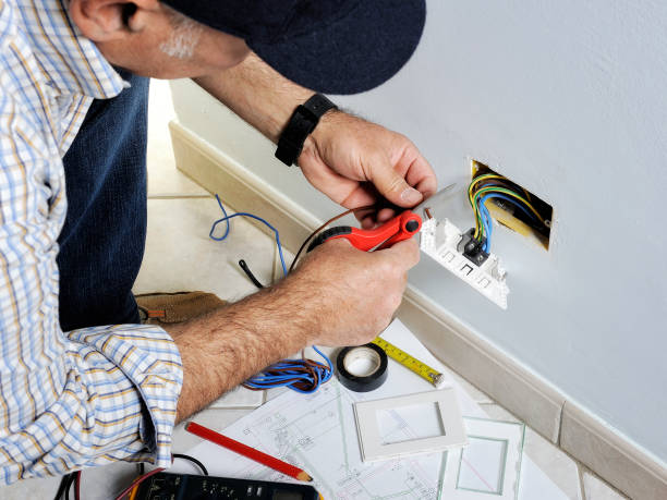 elektryk pracujący w domowych instalacjach elektrycznych - men home interior screwdriver cable zdjęcia i obrazy z banku zdjęć