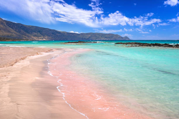 elafonissi strand mit rosa sand auf kreta - stone water sea mediterranean sea stock-fotos und bilder
