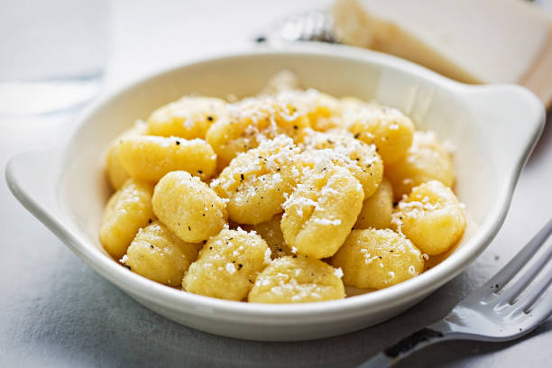 ñoquis con queso parmesano - healthy eating pasta flour food fotografías e imágenes de stock
