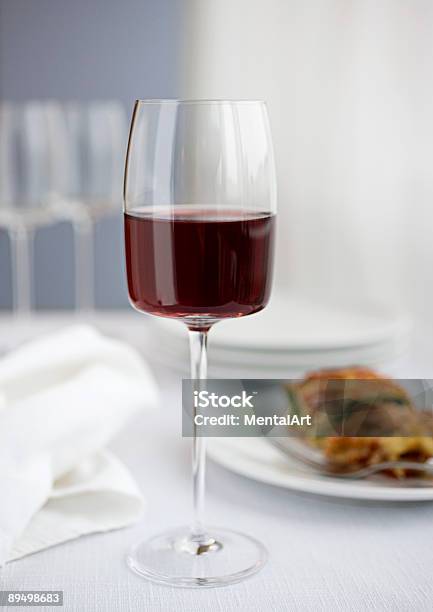 Vino Rosso Hero - Fotografie stock e altre immagini di Bianco - Bianco, Bicchiere da vino, Cena
