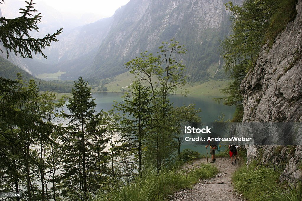 Koenigssee und Obersee im Berchtesgadener Land mit 2 Wanderern - Foto stock royalty-free di Acqua stagnante