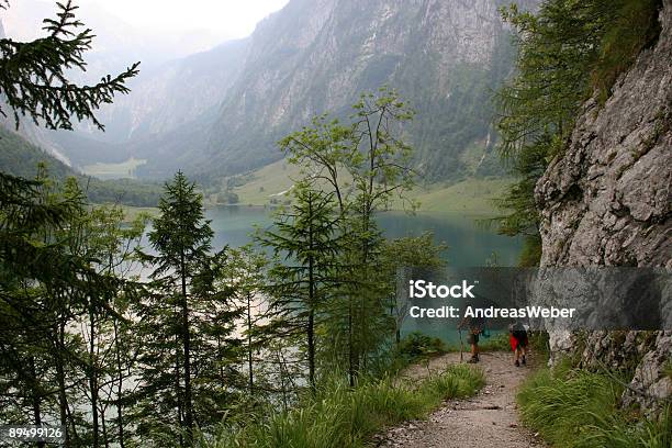 Königssee Und Obersee Im Berchtesgadener Wysadzają Mit 2 Wanderern - zdjęcia stockowe i więcej obrazów Alpinizm