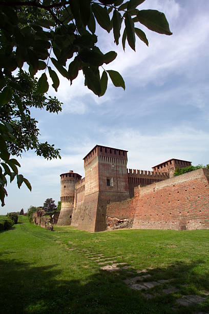 dem sforza mittelalterliche burg in soncino, italien - hillfort stock-fotos und bilder