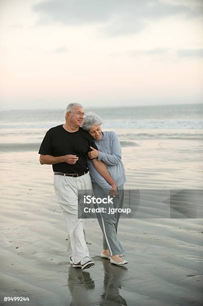 Senioren Am Strand Stockfoto und mehr Bilder von Seniorenpaar - Seniorenpaar, Gehen, Alter Erwachsener