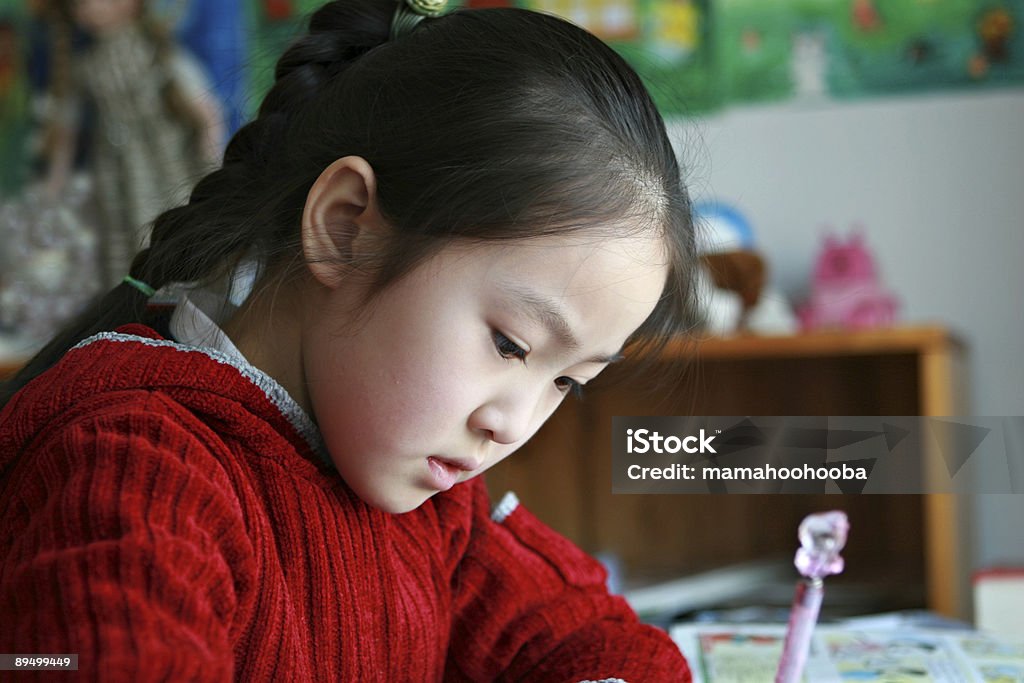 Школьница делает Домашняя работа - Стоковые фото Японского происхождения роялти-фри