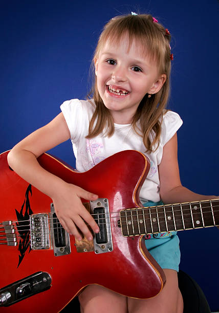 少女とギター - rock&roll ストックフォトと画像
