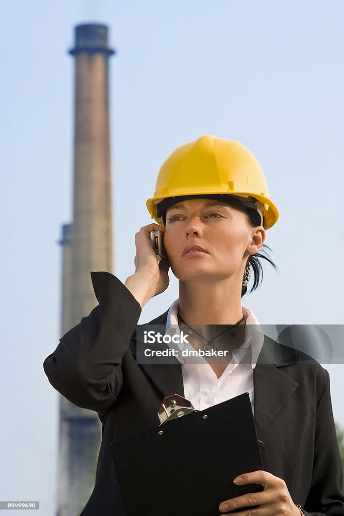 美しい女性の携帯電話のハード帽子を着用煙突 - おびえるのロイヤリティフリーストックフォト