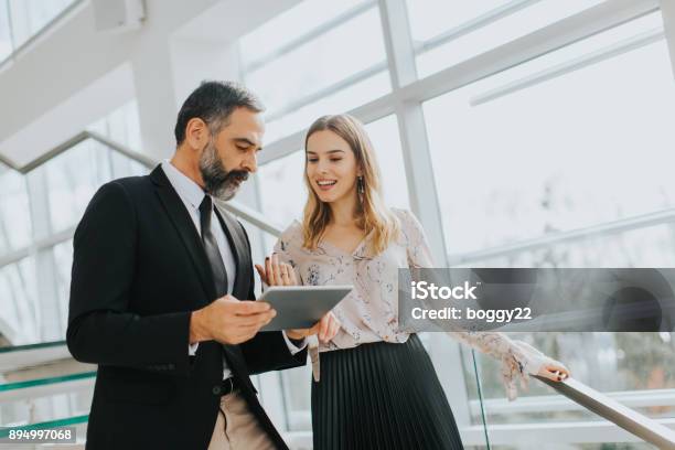 Businesspaar Mit Digitaltablette Im Büro Stockfoto und mehr Bilder von Geschäftsleben - Geschäftsleben, Geschäftsleute, Zwei Personen