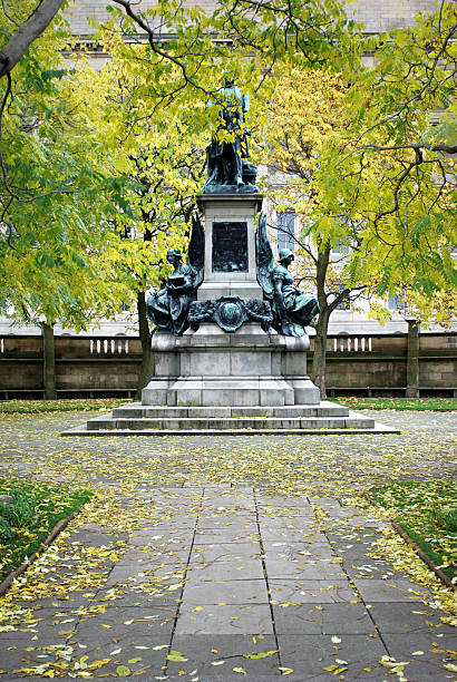 st. george's hall jardín estatua de liverpool - st georges hall fotografías e imágenes de stock