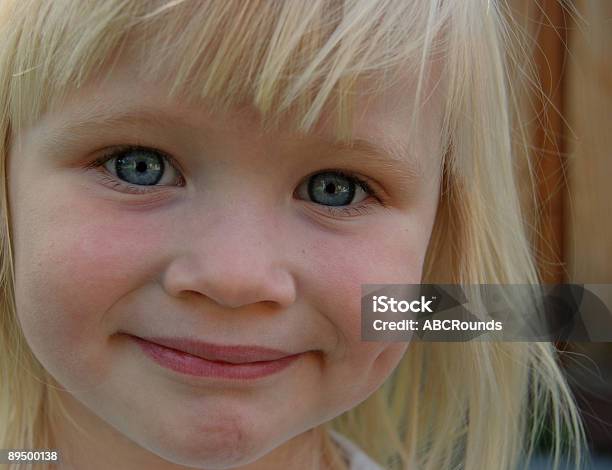 Giovane Ragazza Closeup - Fotografie stock e altre immagini di Adolescenza - Adolescenza, Ambientazione tranquilla, Bambine femmine