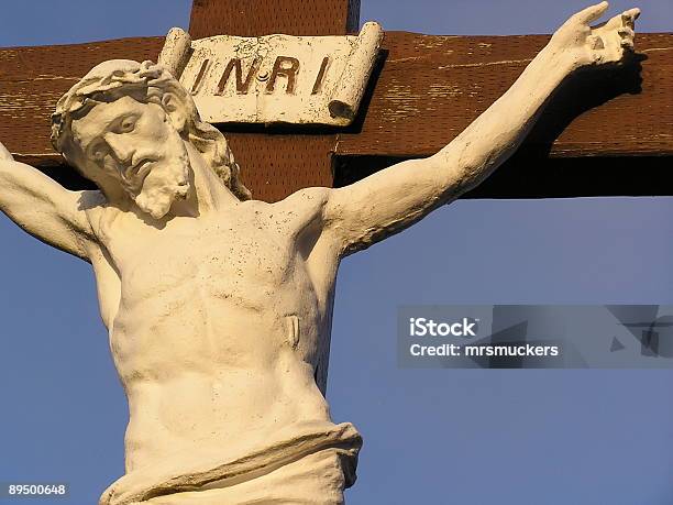 Esposto Alle Intemperie Cristo Sulla Croceprimo Piano - Fotografie stock e altre immagini di A forma di croce