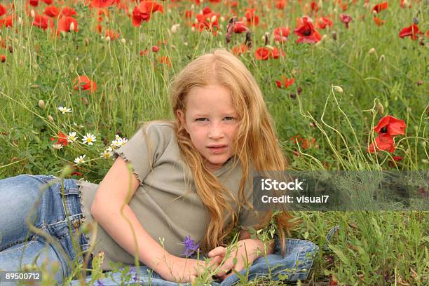 Niña Con Photoshop Rojo Foto de stock y más banco de imágenes de Amapola - Planta - Amapola - Planta, Amapola silvestre, Belleza de la naturaleza