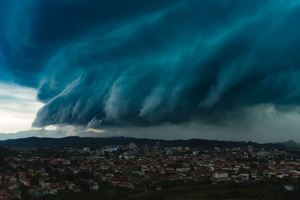 nube del estante dramática sobre ciudad - arcus cloud fotografías e imágenes de stock