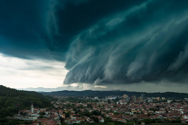 istock Monster shelf cloud engulfs the city 895020646