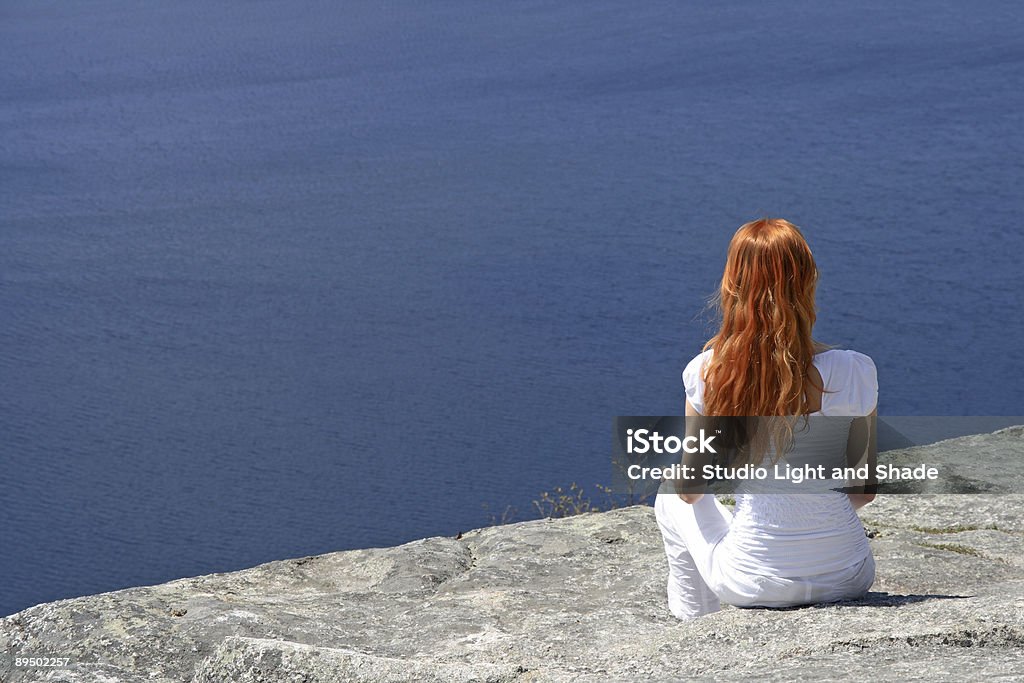Red-haired Dziewczyna Patrząc na błękitne wody - Zbiór zdjęć royalty-free (Rude włosy)