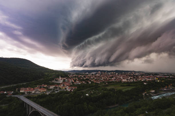 istock Beautiful shelf cloud headed towards the city 895023294