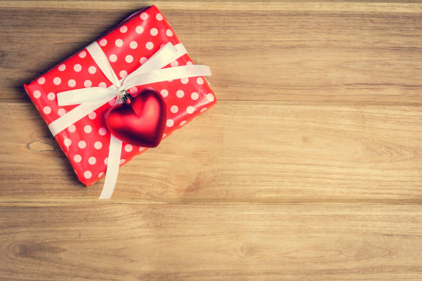 istock Top view red pink heart and gift box 895023768