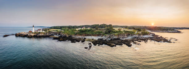 faro di portland head, maine, stati uniti al tramonto - lighthouse maine portland maine scenics foto e immagini stock