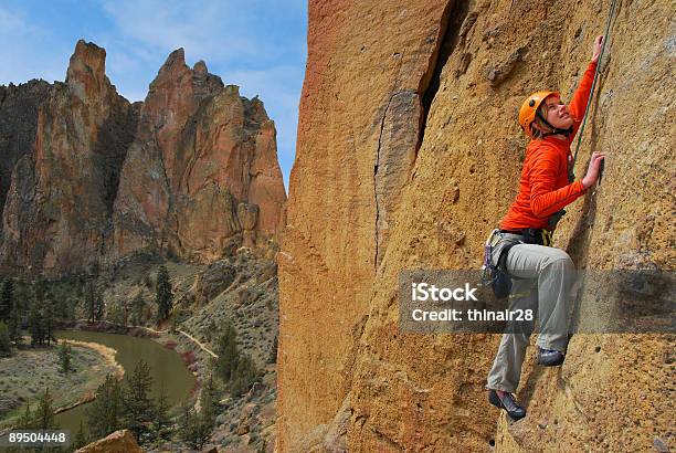 Frau Klettern Stockfoto und mehr Bilder von Smith Rock - Smith Rock, Oregon - US-Bundesstaat, Felsklettern