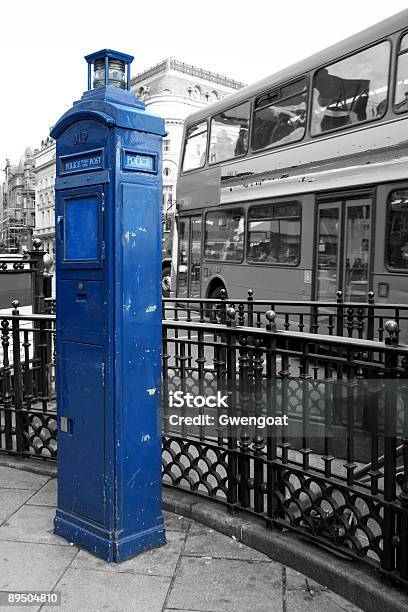 Foto de Ligue Para Polícia Azul Público Caixalondres e mais fotos de stock de Azul - Azul, Cabine de Telefone Público, Caixa - Recipiente