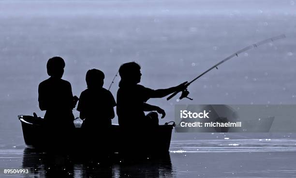 Tres Niños Pesca Foto de stock y más banco de imágenes de Actividades recreativas - Actividades recreativas, Adulto, Aire libre