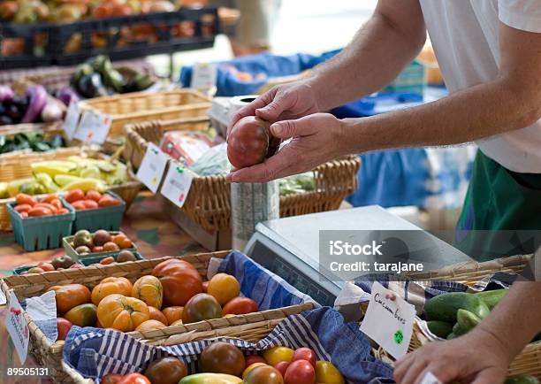 Mercado De Produtos Agrícolas - Fotografias de stock e mais imagens de Agricultor - Agricultor, Alimentação Saudável, Bazar