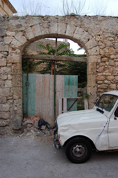 istock Vehicle at the archway 89505329