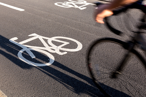 Viajeros en los caminos de bicicleta photo