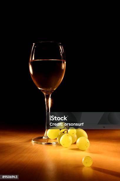 暗い夜のワイン静物 - お祝いのストックフォトや画像を多数ご用意 - お祝い, アルコール飲料, カラー画像