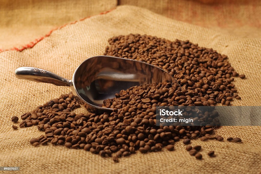 Grãos de café e decote em Tecido de Saco - Foto de stock de Aniagem de Cânhamo royalty-free