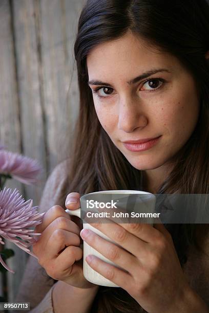 Disfruta De Café Foto de stock y más banco de imágenes de Adulto - Adulto, Alegre, Alegría