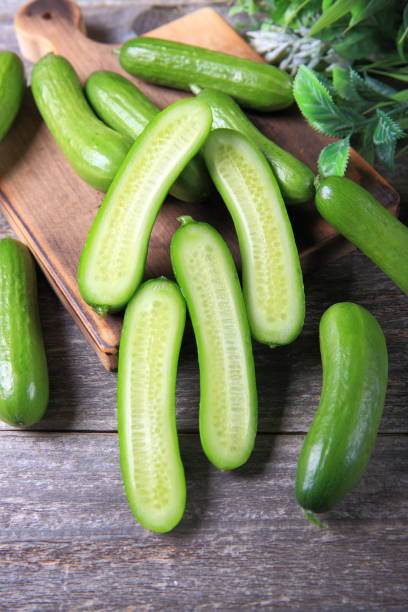 pepinos verdes cruas - cucumber - fotografias e filmes do acervo