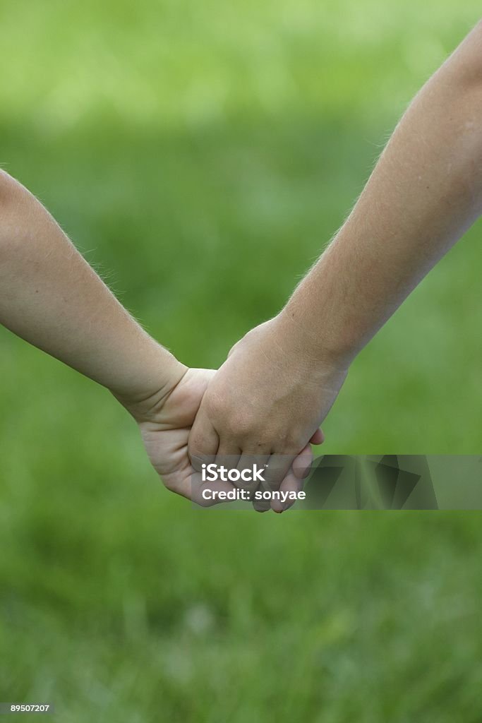 Crianças segurando as mãos - Foto de stock de Amizade royalty-free