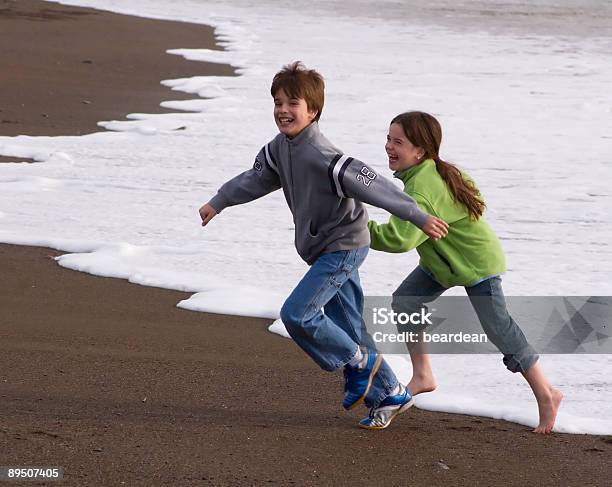 Photo libre de droit de Fuient banque d'images et plus d'images libres de droit de Jouer à chat - Jouer à chat, Enfant, Plage