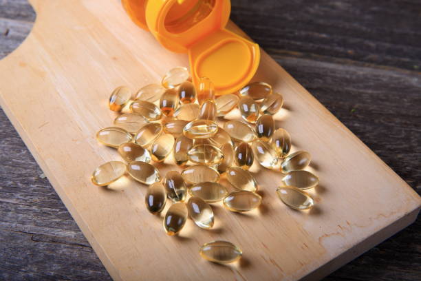 vitamin e-gel-kapseln - cod liver oil fish oil vitamin e vitamin pill stock-fotos und bilder